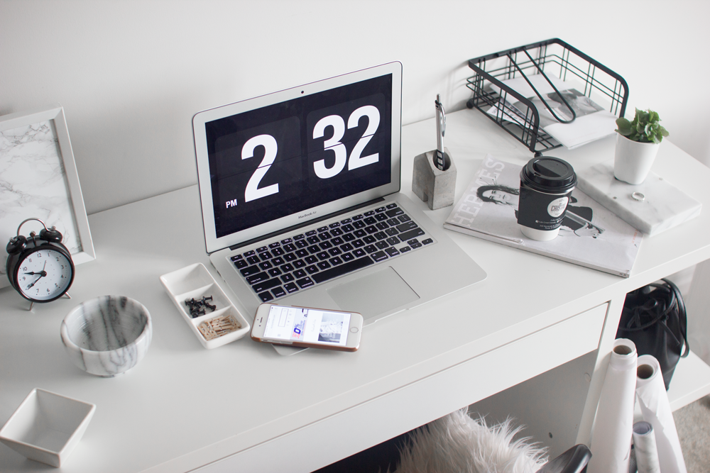 how-to-style-minimal-desk-workspace-4